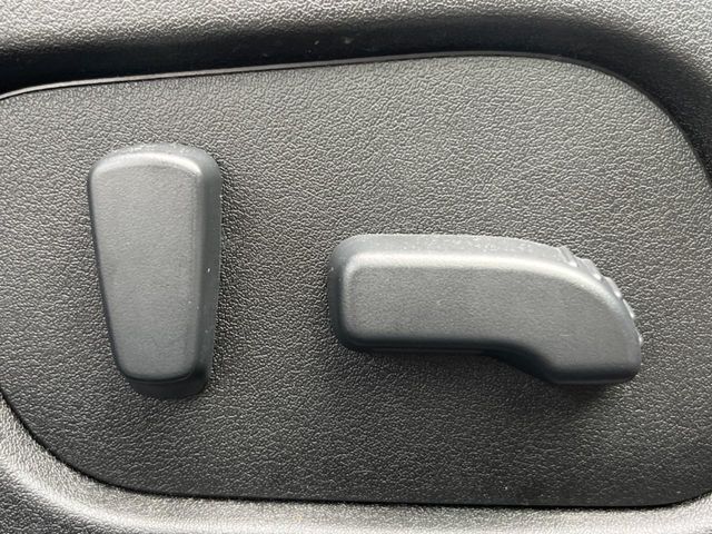 【パワーシート】スイッチ一つで簡単にシートの微調整が可能！電動だから力もいりません！快適なシートポジションにセットして、快適なドライブをお楽しみください。