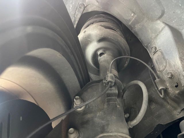 お車を安心してお乗りいただく為には、足回りの定期点検が欠かせません。サービスサポート（有償保証）では無料点検もご提供しており、安心のカーライフをお過ごしいただけるサポート体制が整っています。