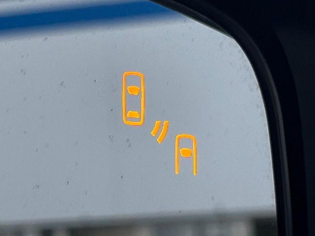 【リヤビークルディティクション】走行中、ドアミラーの死角になりやすい箇所に後続車が接近するとサイドミラー付近に警告を表示、ドライバーに注意喚起と、万一の際はハンドル操作をアシストをします。