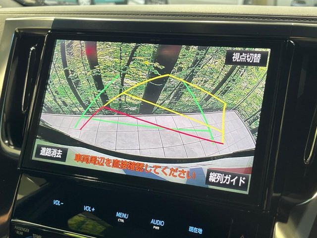 【バックカメラ】駐車時に後方がリアルタイム映像で確認できます。大型商業施設や立体駐車場での駐車時や、夜間のバック時に大活躍！運転スキルに関わらず、今や必須となった装備のひとつです！