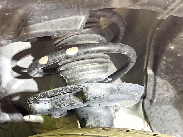 お車を安心してお乗りいただく為には、足回りの定期点検が欠かせません。サービスサポート（有償保証）では無料点検もご提供しており、安心のカーライフをお過ごしいただけるサポート体制が整っています。