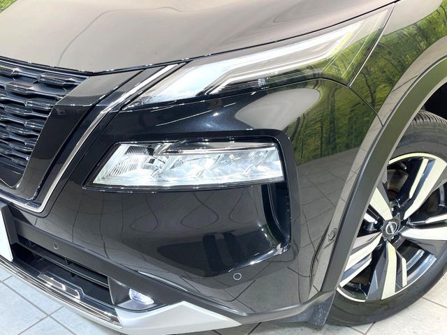 【LEDヘッドライト】悪天候や夜間走行時も良好な視界を確保し安心して運転できる高輝度LEDヘッドライトを装備！点灯速度が早く、消費電力も抑えられています。