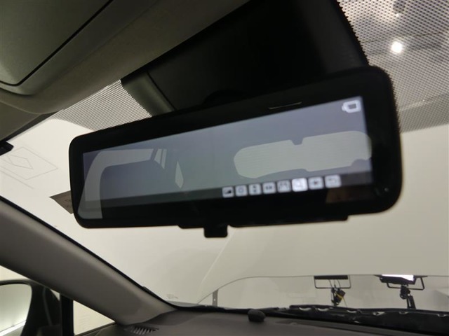 【デジタルインナーミラー】・・・車両後方カメラの映像をインナーミラー内に表示。切替レバーを操作することで、鏡面ミラーモードからデジタルミラーモードに切り替えることができます。