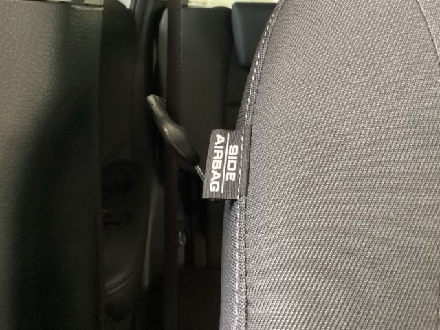 運転席・助手席シート内の窓側にはサイドエアバックを装備しています。横からの衝撃に備え、いざというときにエアバックが開き乗員を守ります。