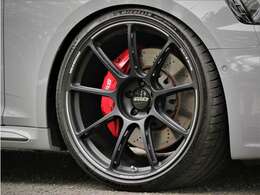 ホイールはレイズ製GT090鍛造21インチ タイヤは、ミシュランPSS ブレーキパッドは、iromの低ダストパッドに変更されています。