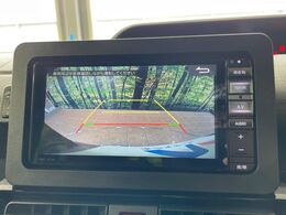 【バックカメラ】駐車時に後方がリアルタイム映像で確認できます。大型商業施設や立体駐車場での駐車時や、夜間のバック時に大活躍！運転スキルに関わらず、今や必須となった装備のひとつです！