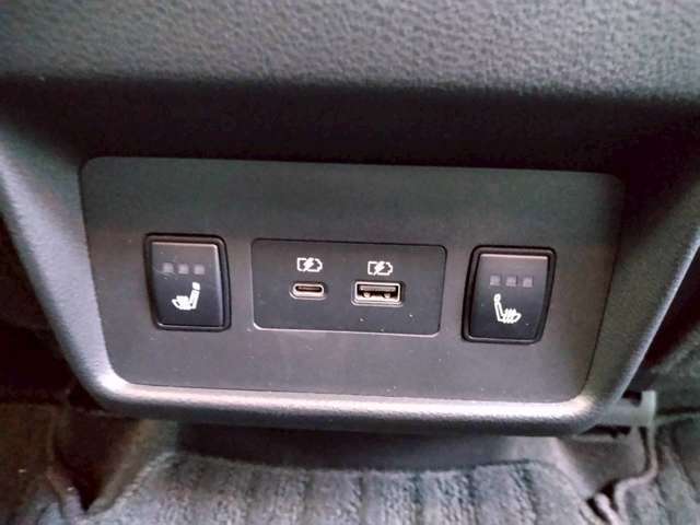 後席シートヒータースイッチ付き　タイプC　USB差し込み
