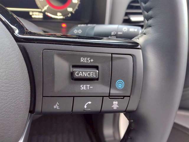 プロパイロット付なので、高速道路等での長距離疲労軽減を図れます！あくまでも補助機能なので自身での注意は怠らず運転してください。