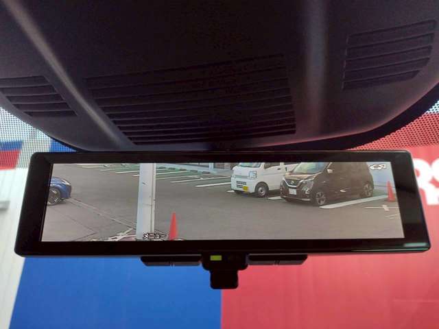 インテリジェントルームミラー　カメラからの映像をミラーで見たように表示します。角度や光度等の調整も可能。後席の人と目を合わせず後方確認出来ます。