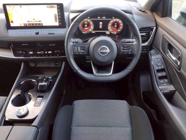 運転席　視界がよく操作しやすいスイッチ類がドライブをサポートいたします！