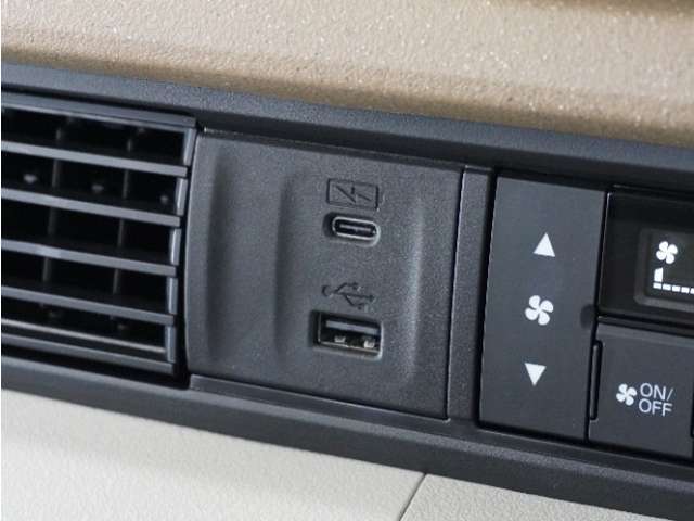 USB接続、スマートフォンの充電等にも便利なUSBチャージャー！使いやすい場所に装備されています。