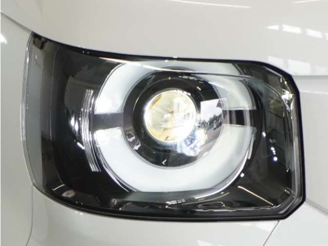 【LEDヘッドライト＋デイライト】今や主流のLEDヘッドライトに、日中でも他者からの視認性を良くするデイタイムランニングランプ装備！スタイリッシュでかっこよく仕上がっています。