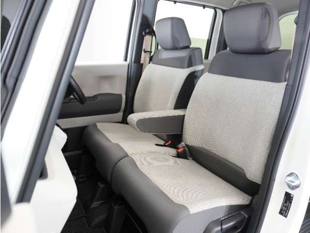 運転席と助手席は足元が繋がっているので自由に行き来しやすいので駐車場が狭いときでも助手席側からスムーズに乗り降りできて便利！