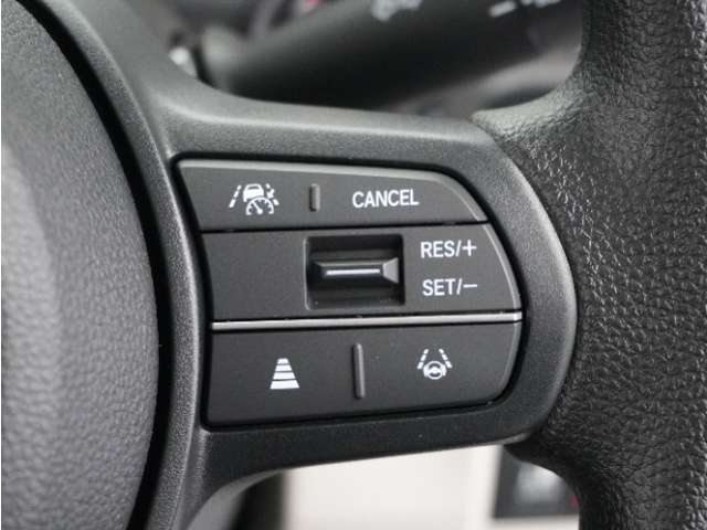 【渋滞追従機能付アダプティブクルーズコントロール】カメラが先行車との車間距離を測定。高速道路の渋滞時に適切な加減速を行い運転者がアクセルやブレーキを操作せずに走行、停車出来るよう支援します。