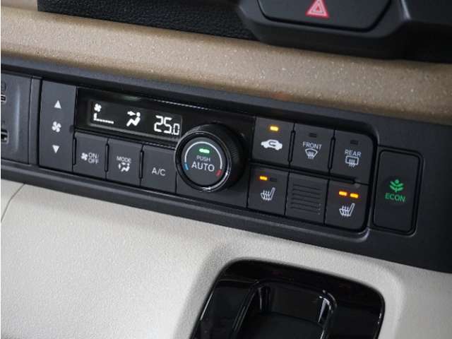 ◆オートエアコン装備◆　お好みの温度を設定をするだけで、後は、自動で風量を調節してくれます！快適にドライブが楽しめます。