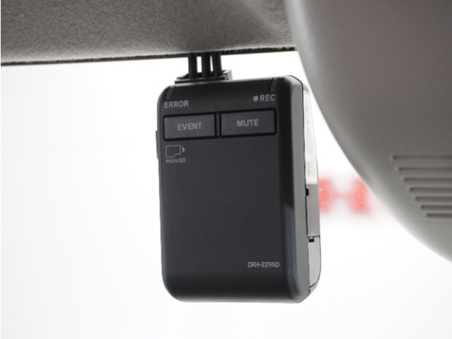 ◆ドライブレコーダー◆映像・音声などを記録する自動車用の装置です。　もしもの事故の際の記録はもちろん、旅行の際の思い出としてドライブの映像を楽しむことができます。