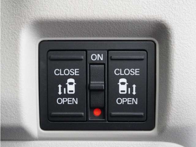 ◆両側電動スライドドア◆狭い駐車場でも乗り降りが楽々♪お子様が隣の車にドアを当ててしまう心配もございません！小さなお子様連れの方もこれで安心。