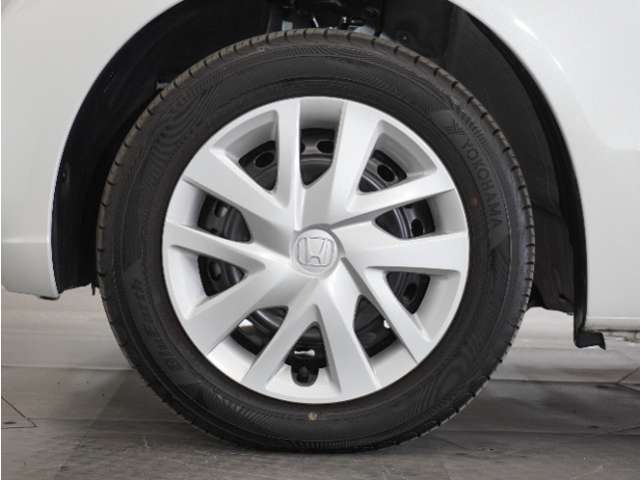 ホイールキャップを装着したスチールホイールです♪ホイールが鉄製なので耐久性があり、お手入れも簡単です。