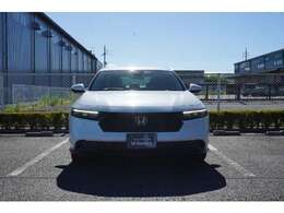 スイッチを入れた瞬間から明るいLEDヘッドライトが、夜間のドライブをサポートします。横基調のデザインでワイド感を強調。