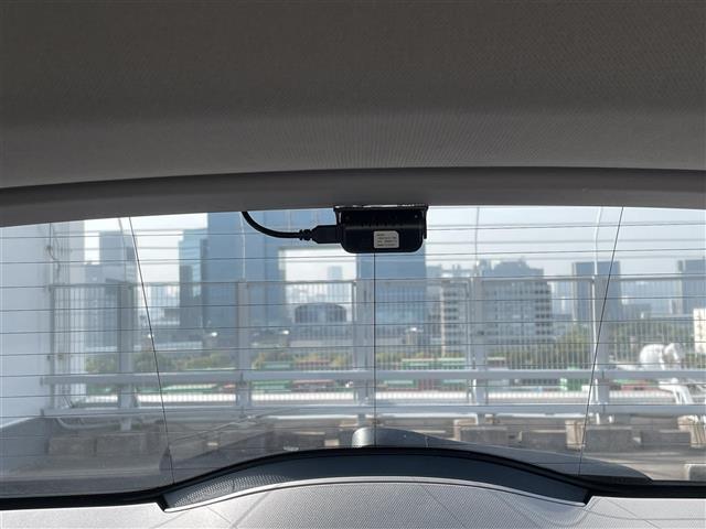 【ドライブレコーダー】映像・音声などの運転中の記録を残します。事故などを起こした起こされた時の証拠になりえますので、もしも時でも安心ですね。