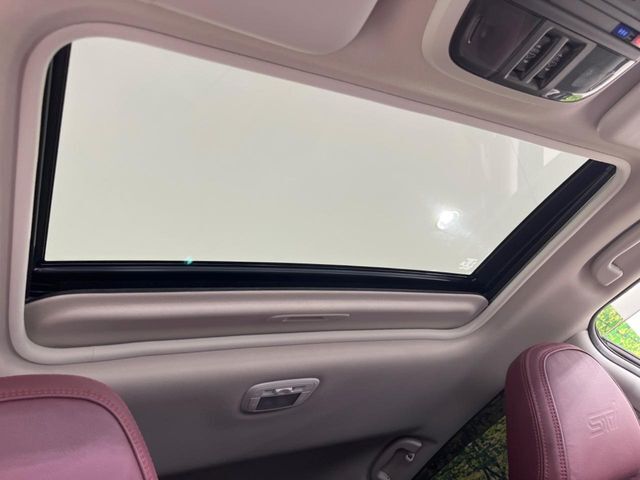 【サンルーフ】開放感たっぷりの希少装備、サンルーフが装着されています！車内に明かりを取り入れたり景色を楽しむ以外にも、車内の空気も簡単に換気できて快適です！