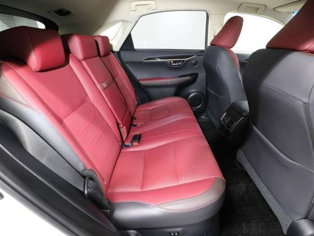 居心地の良い後席空間が乗員に深いくつろぎをもたらします。