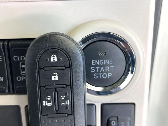 【キーフリーシステム】カバンやポケットに入れたままでもドアの施錠・解錠が可能なスマートキーを装備。エンジンのオン・オフ時もカギを取り出す必要が無いからとっても便利です♪