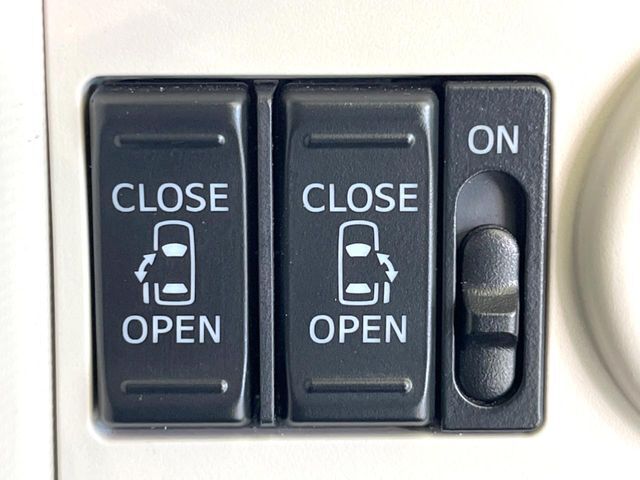 【両側パワースライドドア】スマートキーや運転席のスイッチで後席両側スライドドアの開閉が可能♪電動だから力を入れてドアを開ける必要が無く、小さなお子様でも簡単に開け閉めでき快適です♪