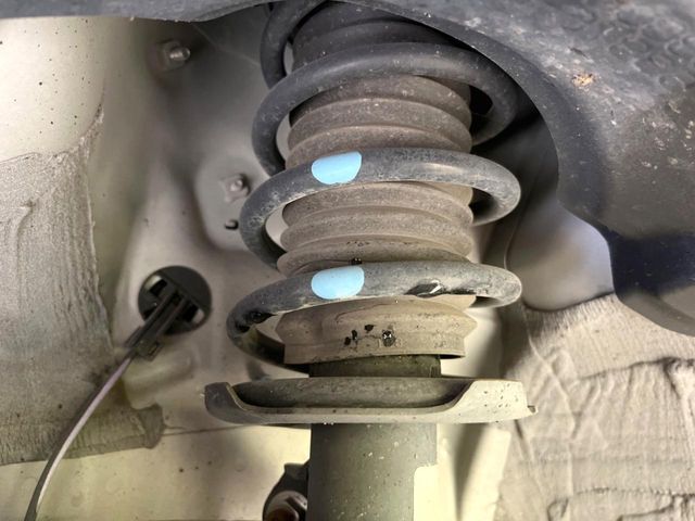 お車を安心してお乗りいただく為には、足回りの定期点検が欠かせません。サービスサポート（有償保証）では無料点検もご提供しており、安心のカーライフをお過ごしいただけるサポート体制が整っています。