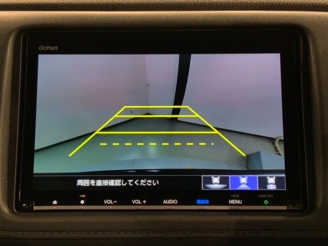 リバースギアに入れるだけで後方の表示へ切り替わります。夜間や雨の日の駐車も楽になりますよ。