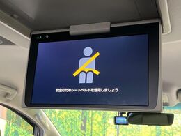 【フリップダウンモニター】大画面モニターで後席でもエンタメをお楽しみいただけます。小さなお子様にも大人気の装備です♪