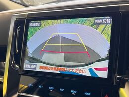 【バックカメラ】駐車時に後方がリアルタイム映像で確認できます。大型商業施設や立体駐車場での駐車時や、夜間のバック時に大活躍！運転スキルに関わらず、今や必須となった装備のひとつです！
