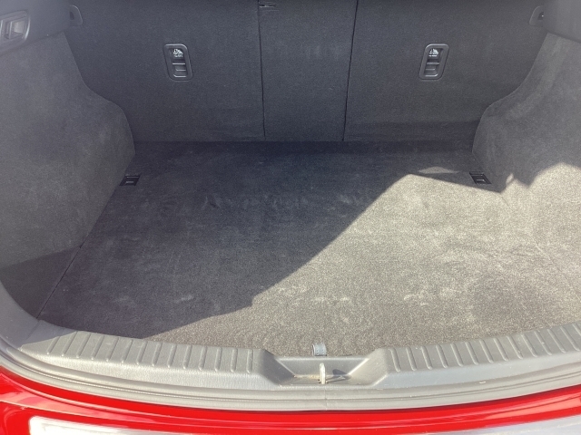 ラゲッジルームの広さはもちろん、4:2:4分割可倒式シートバックにより、様々なシチュエーションに応じた使い方ができます。