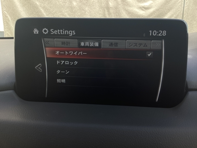 レバーをAUTOの位置にしているとき、レインセンサーが雨を感知すると、雨量に応じてワイパーが自動で作動してくれるオートワイパーを装備！設定変更で非作動にすると、間欠作動に固定されます。