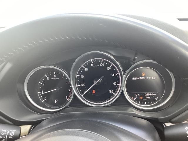 ”ドライバーを中心に一つ一つ丹念に磨き、力強さと上質さが融合した上質なデザインを採用しました！シンプルながらも落ち着いたメーターパネルは大人な雰囲気を演出します。”