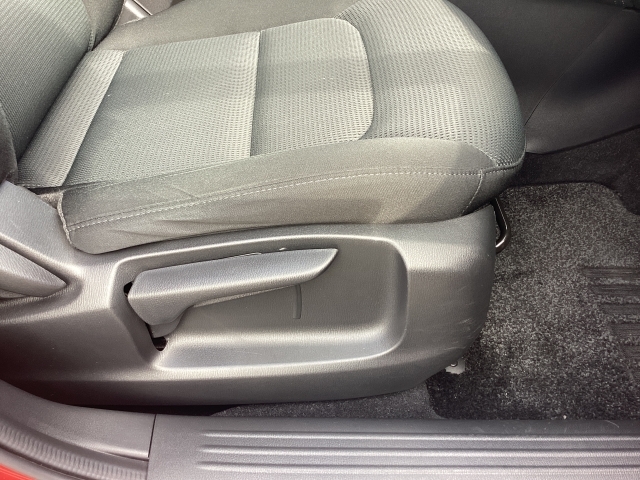 運転席にはドライバーの体型や好みに応じて前後方向だけでなく、高さの調整ができるシートリフターを装備！