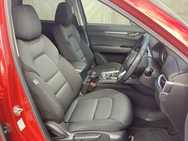 立体感があり、シート中央部とサイド部をくっきりと分断したサポート性の高い形状のシートが「人馬一体」感を強く演出しています。