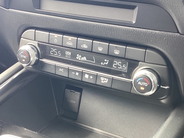 温度の設定のみで快適な風量やモードなどを自動調整してくれるフルオートエアコンを装備！