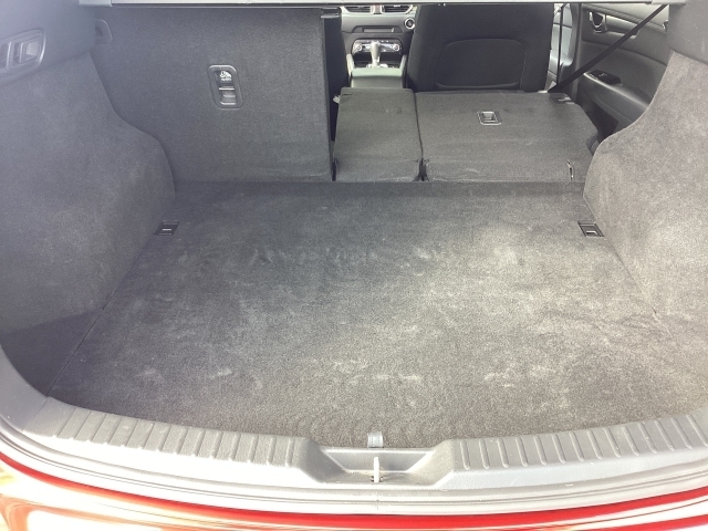 リアシートも簡単格納ができ、大きな荷物もらくらく収納できます！