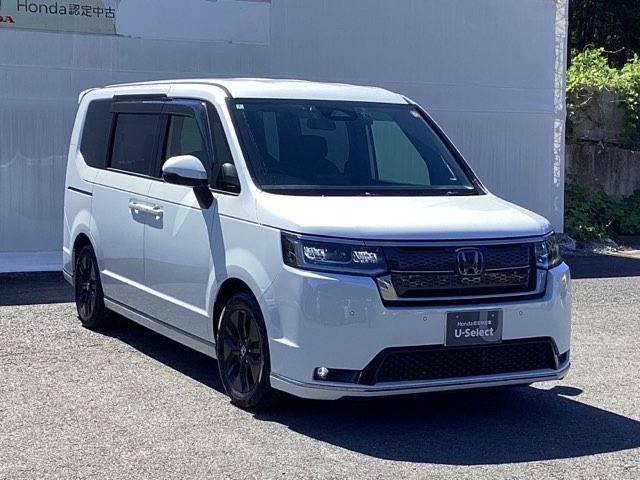 狭い駐車場でも、スライドドアならチャイルドシートへのお子さまの乗降や荷物の積載もスムーズ。とても便利な【両側電動スライドドア】ドアハンドを少し引くだけでリアドアが自動開閉します。