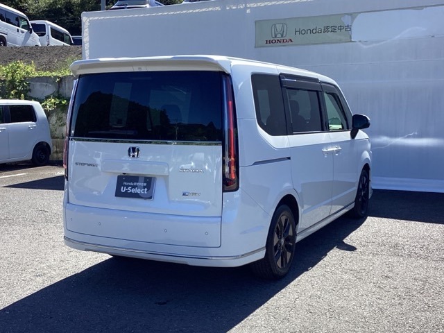 プライバシーガラスが装備されています。外を見るときには気にならずに、後方車両からは車内が見えにくい設計になっております。