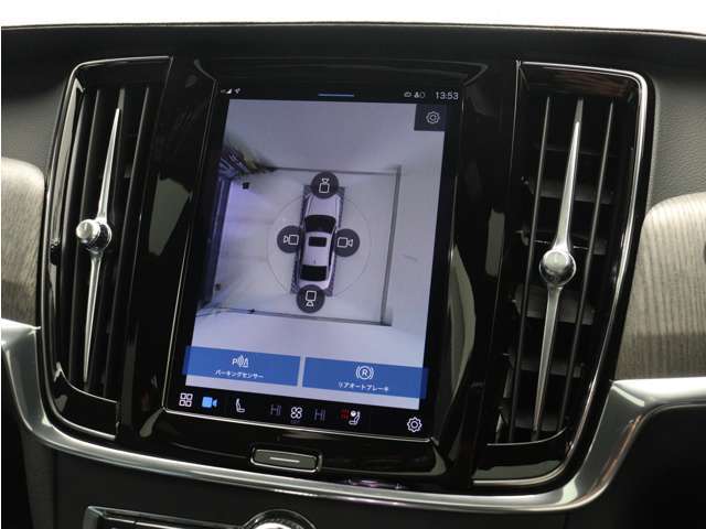 リアカメラによる後方の確認だけでなく、真上から見下ろすバードアイ映像を映し出す360度ビューカメラで、自車周辺の詳細な状況を確認できます。見通しが悪く狭い場所で車を取り回す際には心強い味方となります。