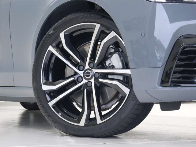 ダイヤモンドカット/ブラック5ダブルスポーク 8.5J×20インチアルミホイール。衝突回避・被害軽減ブレーキシステムやパイロット・アシストなど、数多くの先進安全・運転支援機能を標準装備。