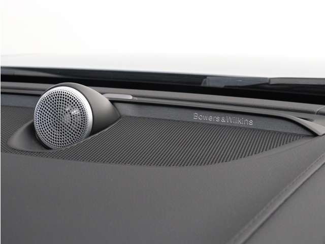 【Bowers＆Wilkins】世界のオーディオファン垂涎のプレミアムサウンドシステムを搭載。コンサートホールのベストポジションに相当する音場空間を忠実に再現。乗る人すべてに驚きの音響体験を提供します