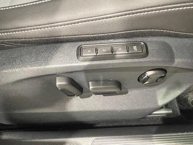 電動パワーシート搭載！シート位置を記憶するシートメモリー機能も搭載しています！