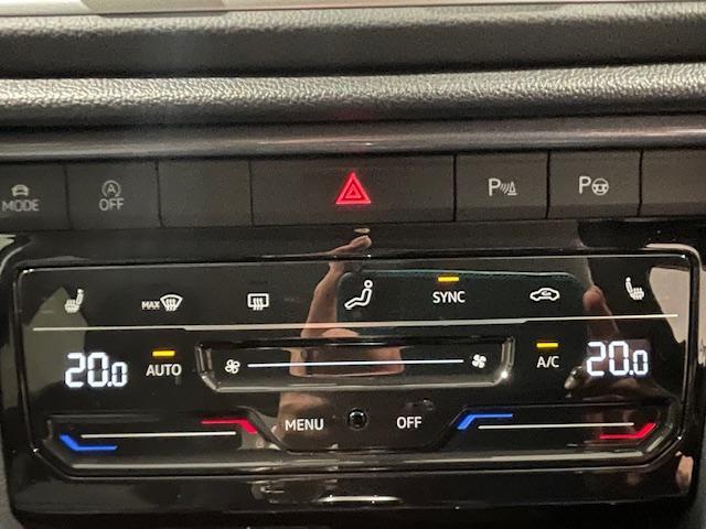 2ゾーンフルオートエアコンを装備。運転席と助手席、それぞれ独立して温度の設定ができます。
