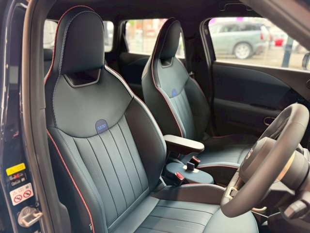 飛行機のコックピットをイメージした運転席！乗っているだけで楽しくなってきます。0078-6002-401090まで！！ご連絡ください！！