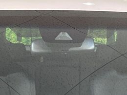 【トヨタセーフティセンス】走行中に前方の車両等を認識し、衝突しそうな時は警報とブレーキで衝突回避と被害軽減をアシスト。より安全にドライブをお楽しみいただけます。