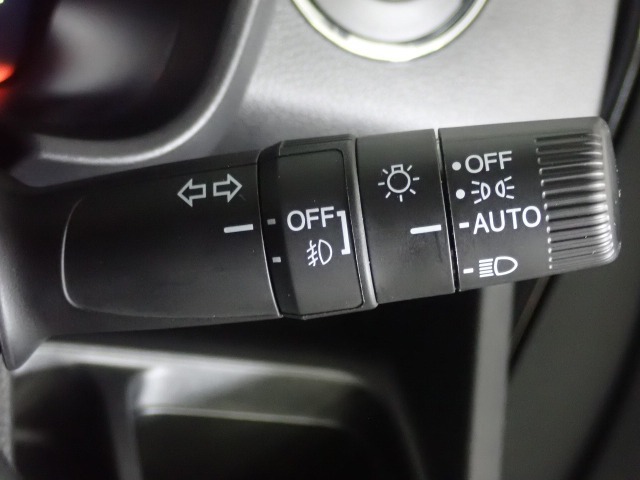 【オートライト】オートライトコントロールスイッチが装備されています　周囲の明るさに応じて自動でヘッドライトの点灯・消灯を行います。ものすごく便利です♪