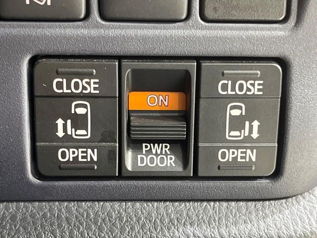 【両側パワースライドドア】スマートキーや運転席のスイッチで後席両側スライドドアの開閉が可能♪電動だから力を入れてドアを開ける必要が無く、小さなお子様でも簡単に開け閉めでき快適です♪